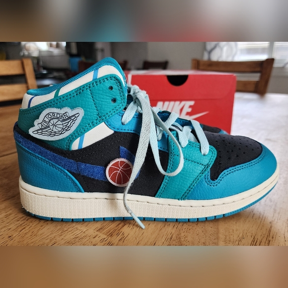 Nike Air Jordan 1 Mid Sneaker School In "Glacier Blue" Colourway 5Y - Picture 14 of 16